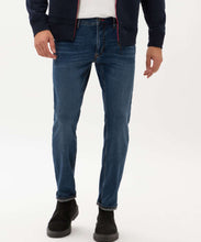 Load image into Gallery viewer, BRAX Chuck Relax Flex Light Blue Denim Jeans in Deep Sea Used 81-3607
